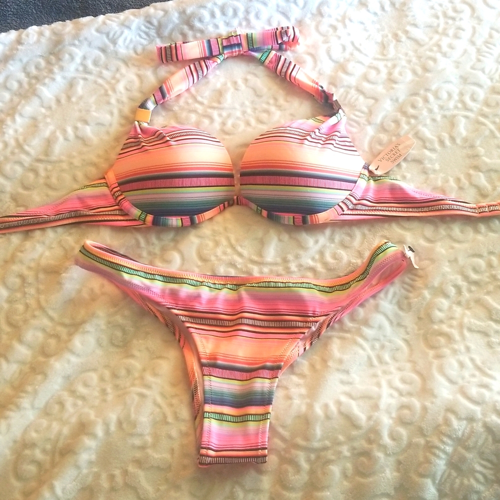 Victoria Secret Bikini, size 32c top, bottom size, small. Rare New with tags.